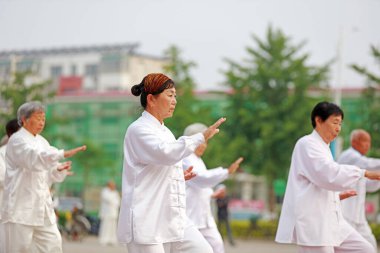 Luannan İlçesi - 19 Mayıs 2019: İnsanlar sağlıklı, geleneksel Çin dövüş sanatları konsepti için parkta geleneksel Tai Chi Chuan yapıyorlar, Luannan County, Hebei Eyaleti, Chin,