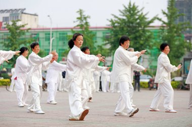 Luannan İlçesi - 19 Mayıs 2019: İnsanlar sağlıklı, geleneksel Çin dövüş sanatları konsepti için parkta geleneksel Tai Chi Chuan yapıyorlar, Luannan County, Hebei Eyaleti, Chin,