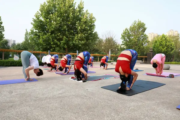 Condado Luannan China Junio 2019 Las Mujeres Están Practicando Yoga — Foto de Stock