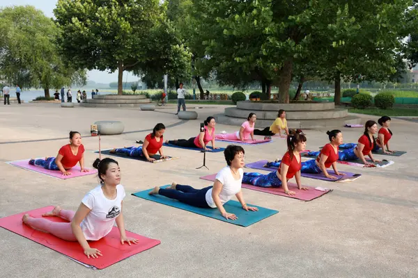 Condado Luannan China Junio 2019 Las Mujeres Están Practicando Yoga — Foto de Stock