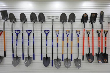 Luannan County, Çin - 4 Temmuz 2019: Luannan County, Hebei Eyaleti, Çin 'deki bir işleme şirketinde Hırdavat Aletleri Sergisi. 