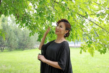 Luannan County, Çin - 9 Temmuz 2019: Cheongsams 'lı kadınlar Çin' in Hebei Eyaleti, Luannan County, parkta oynuyorlar