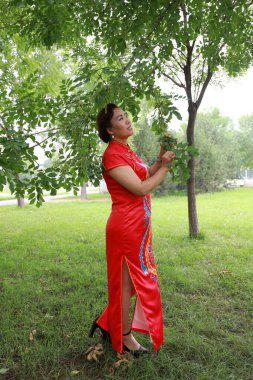 Luannan County, Çin - 9 Temmuz 2019: Cheongsams 'lı kadınlar Çin' in Hebei Eyaleti, Luannan County, parkta oynuyorlar