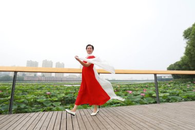 Luannan County, Çin - 9 Temmuz 2019: Luannan County, Hebei Eyaleti, Çin 'deki köprüde bir bayan çalıyordu.