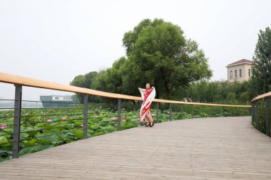 Luannan County, Çin - 9 Temmuz 2019: Kırmızı Cheongsams 'lı kadınlar Çin' in Hebei Eyaleti 'ndeki Luannan County' de bir yürüyüş gösterisinde sahne alıyorlar.
