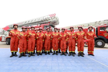 Luannan County, Çin - 9 Temmuz 2019: İtfaiyeciler vatansever şarkılar söylemek için sıraya girdiler, Luannan County, Hebei Eyaleti, Çin