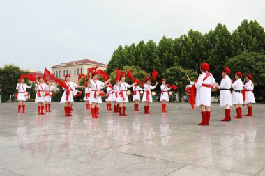 Luannan County, Çin - 11 Temmuz 2019: Yaşlı kadınlar parkta davul çalıyorlar, Luannan County, Hebei Eyaleti, Çin
