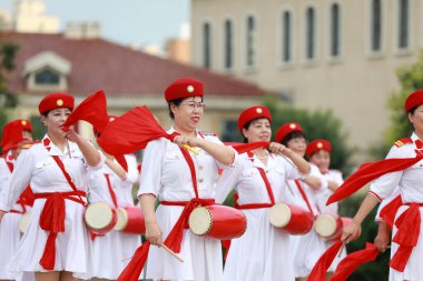 Luannan County, Çin - 11 Temmuz 2019: Yaşlı kadınlar parkta davul çalıyorlar, Luannan County, Hebei Eyaleti, Çin