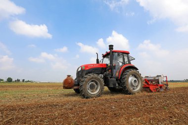 Luannan County, Çin - 11 Temmuz 2019: Çiftçiler çiftliğe mısır ekmek için çiftlik makineleri kullanıyorlar, Luannan County, Hebei Eyaleti, Çin. 