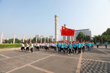 Luannan County, Çin - 12 Temmuz 2019: Halk meydanda bayrak salladı, Luannan County, Hebei Eyaleti, Çin