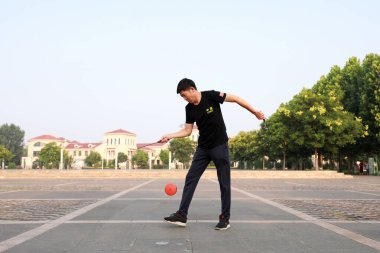 Luannan County, Çin - 12 Temmuz 2019: İnsanlar Diabolo 'yu Çin' in Hebei Eyaleti, Luannan County 'deki parklarda egzersiz yapması için sallıyor. Diabolo geleneksel Çin halk sporu yöntemlerinden biridir..
