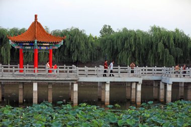 Luannan County, Çin - 31 Temmuz 2019: Yapay Göl 'de Çin Klasik Mimarisi, Luannan County, Hebei Eyaleti, Çin