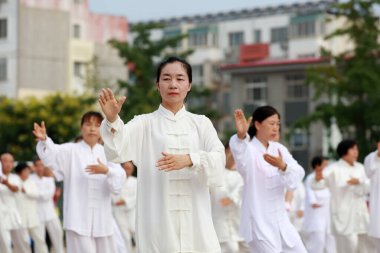 LUANNAN COUNTY, Hebei Eyaleti, Çin - 8 Ağustos 2019: Taijiquan performansı.