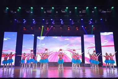 Luannan County, Çin - 15 Ağustos 2019: Çocuk Spor Dansı Performansı, Luannan County, Hebei Eyaleti, Çin