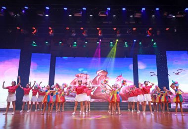 Luannan County, Çin - 15 Ağustos 2019: Sahnede Çocuk Dansı Performansı, Luannan County, Hebei Eyaleti, Çin