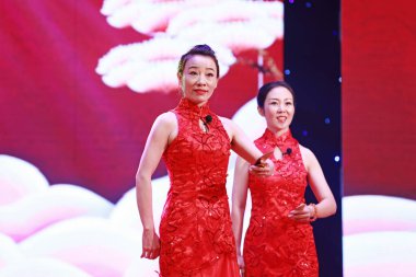 Luannan County, Çin - 15 Ağustos 2019: Çinli antik kostüm karakterleri sahnede, Luannan County, Hebei Eyaleti, Çin