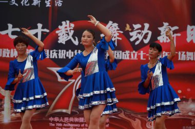 Luannan County, Çin - 20 Ağustos 2019: Kadınlar meydanda dans ediyor, Luannan County, Hebei Eyaleti, Çin