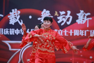 Luannan County, Çin - 20 Ağustos 2019: Kadınlar meydanda dans ediyor, Luannan County, Hebei Eyaleti, Çin