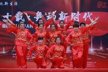 Luannan County, Çin - 20 Ağustos 2019: Kadınlar meydanda dans ediyor, Luannan County, Hebei Eyaleti, Çin