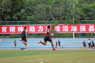 Luannan County, Çin - 23 Ağustos 2019: Rugby oyuncuları oyun alanında antrenman yapıyor, Luannan County, Hebei Eyaleti, Çin