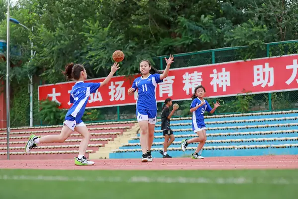 Luannan County China August 2019 Handballer Trainieren Auf Dem Spielplatz lizenzfreie Stockfotos