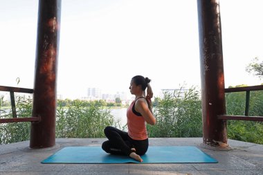 Luannan County, Çin - 1 Eylül 2019: Bayanlar yoga uygulaması parklarda, Luannan County, Hebei Eyaleti, Çin