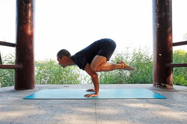 Luannan County, Çin - 1 Eylül 2019: Bayanlar yoga uygulaması parklarda, Luannan County, Hebei Eyaleti, Çin