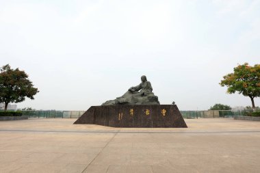 Fengrun County, Çin - 15 Eylül 2019: Cao Xueqin 'in Fengrun County, Çin' deki Heykeli