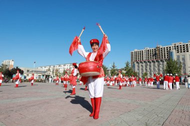 Luannan County, Çin - 8 Ekim 2019: Çin Kadın Beli Davul Performansı, Luannan County, Hebei Eyaleti, Çin