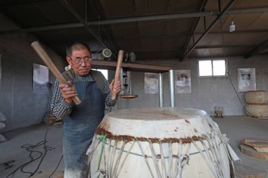 LUANNAN COUNTY - 22 Ekim 2019 Davul üreticisi özenle sığır derisi davul yapıyor, LUANNAN COUNTY, Hebei Eyaleti, Çin