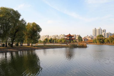 Kıyı kenti Kuzey Çin 'in sonbahar manzarası