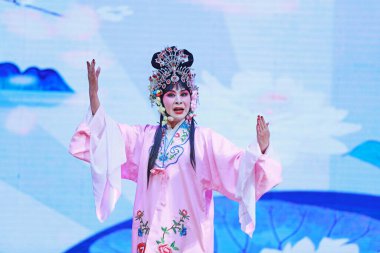 LUANNAN COUNTY, Hebei Eyaleti, Çin - 17 Kasım 2019: Çin Pingju gösterisi.