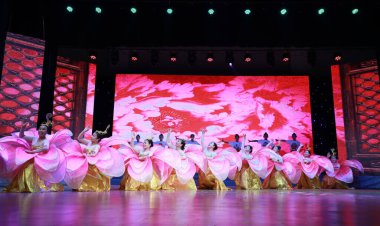 LUANNAN COUNTY, Hebei Eyaleti, Çin - 17 Kasım 2019: Sahnede mutlu dans performansları.