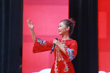 LUANNAN COUNTY, Hebei Eyaleti, Çin - 17 Kasım 2019: Sahnede harika şarkılar söyleniyor.