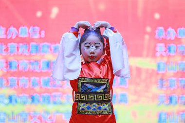 LUANNAN COUNTY, Hebei Eyaleti, Çin - 17 Kasım 2019: Mutlu çocuk dans gösterisi.
