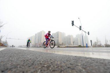 LUANNAN COUNTY, Hebei Eyaleti, Çin - 23 Kasım 2019: Bisikletçiler bir yol bisikleti yarışması sahasında ilerlemeye çalışıyorlar.