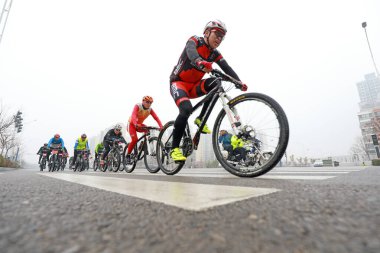 LUANNAN COUNTY, Hebei Eyaleti, Çin - 23 Kasım 2019: Bisikletçiler bir yol bisikleti yarışması sahasında ilerlemeye çalışıyorlar.
