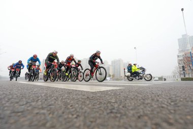 LUANNAN COUNTY, Hebei Eyaleti, Çin - 23 Kasım 2019: Bisikletçiler bir yol bisikleti yarışması sahasında ilerlemeye çalışıyorlar.