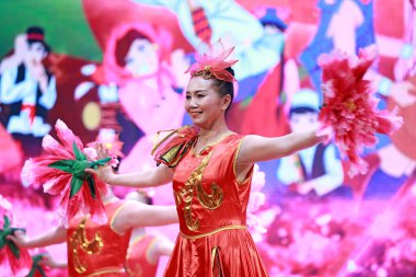 LUANNAN COUNTY, Hebei Eyaleti, Çin - 30 Aralık 2019: Sahnede geleneksel Çin halk dansı gösterisi.