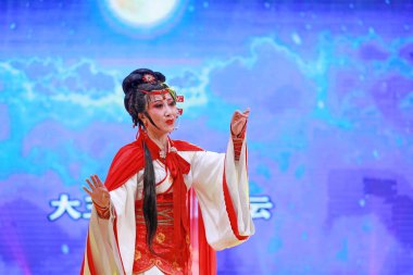 LUANNAN COUNTY, Hebei Eyaleti, Çin - 30 Aralık 2019: Sahnede geleneksel Çin halk dansı gösterisi.