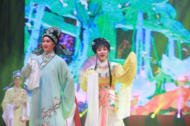 LUANNAN COUNTY, Hebei Eyaleti, Çin - 30 Aralık 2019: Sahnede geleneksel Çin halk dansı gösterisi.