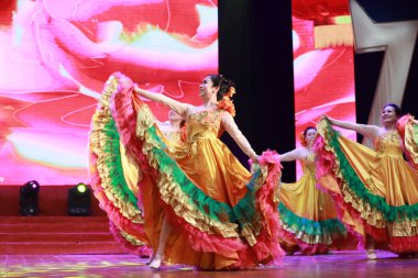 LUANNAN COUNTY, Hebei Eyaleti, Çin - 30 Aralık 2019: Sahnede geleneksel Çin halk dansı gösterisi.