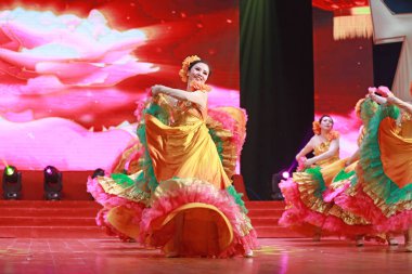 LUANNAN COUNTY, Hebei Eyaleti, Çin - 30 Aralık 2019: Sahnede geleneksel Çin halk dansı gösterisi.