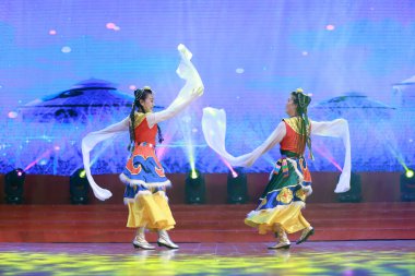 LUANNAN COUNTY, Hebei Eyaleti, Çin - 30 Aralık 2019: Sahnede geleneksel Çin halk dansı gösterisi.