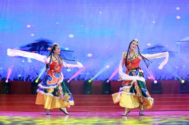 LUANNAN COUNTY, Hebei Eyaleti, Çin - 30 Aralık 2019: Sahnede geleneksel Çin halk dansı gösterisi.