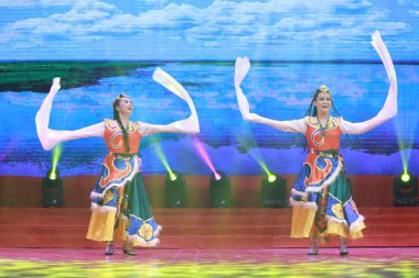 LUANNAN COUNTY, Hebei Eyaleti, Çin - 30 Aralık 2019: Sahnede geleneksel Çin halk dansı gösterisi.