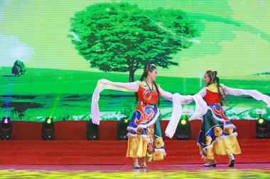 LUANNAN COUNTY, Hebei Eyaleti, Çin - 30 Aralık 2019: Sahnede geleneksel Çin halk dansı gösterisi.
