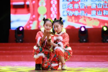 LUANNAN COUNTY, Hebei Eyaleti, Çin - 1 Ocak 2020: Çinli çocukların sahnede dans gösterisi.