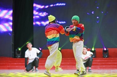 LUANNAN COUNTY, Hebei Eyaleti, Çin - 1 Ocak 2020: Çin gençlik hip hop gösterisi.