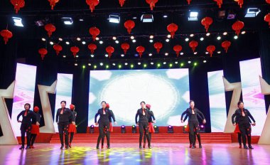 LUANNAN COUNTY, Hebei Eyaleti, Çin - 1 Ocak 2020: Çin geleneksel dans gösterisi